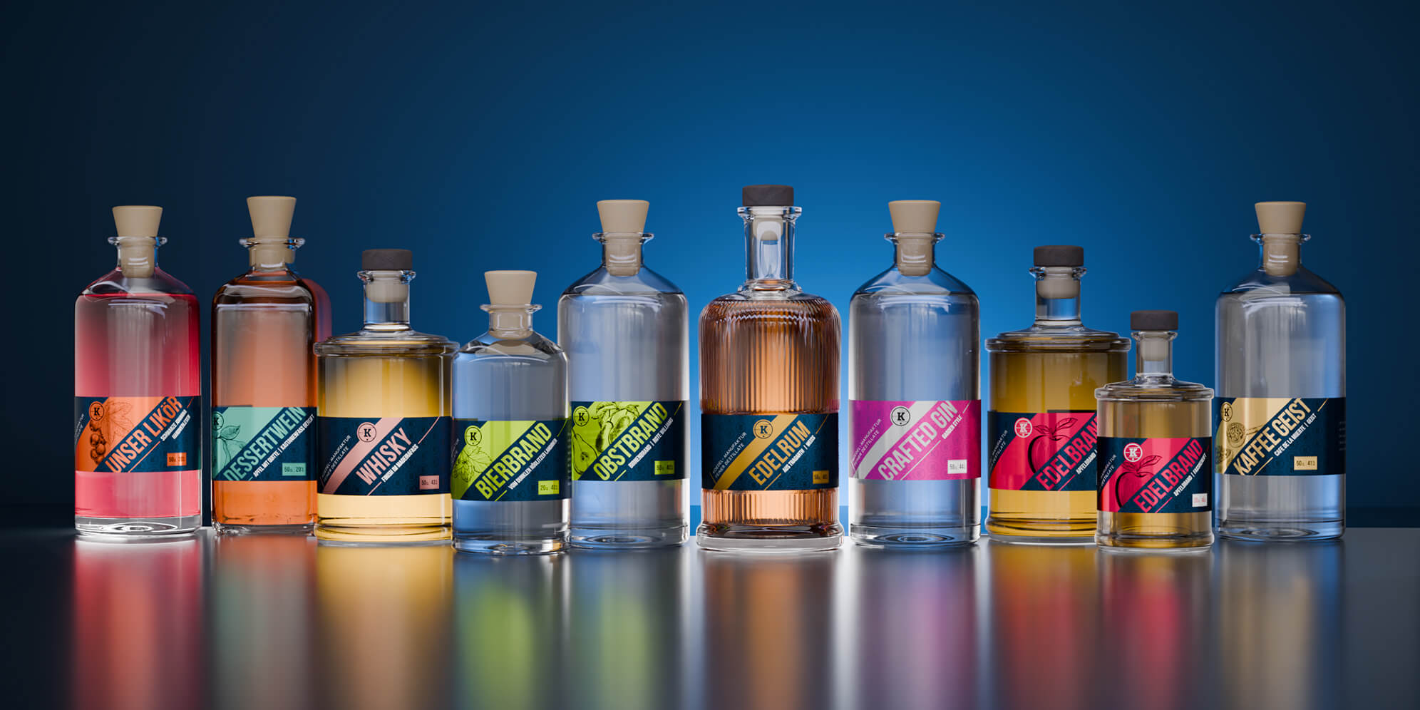 Übersicht des Koedel Spirituosen-Sortiments in einer Reihe, mit dynamischem Lichteinfall.
